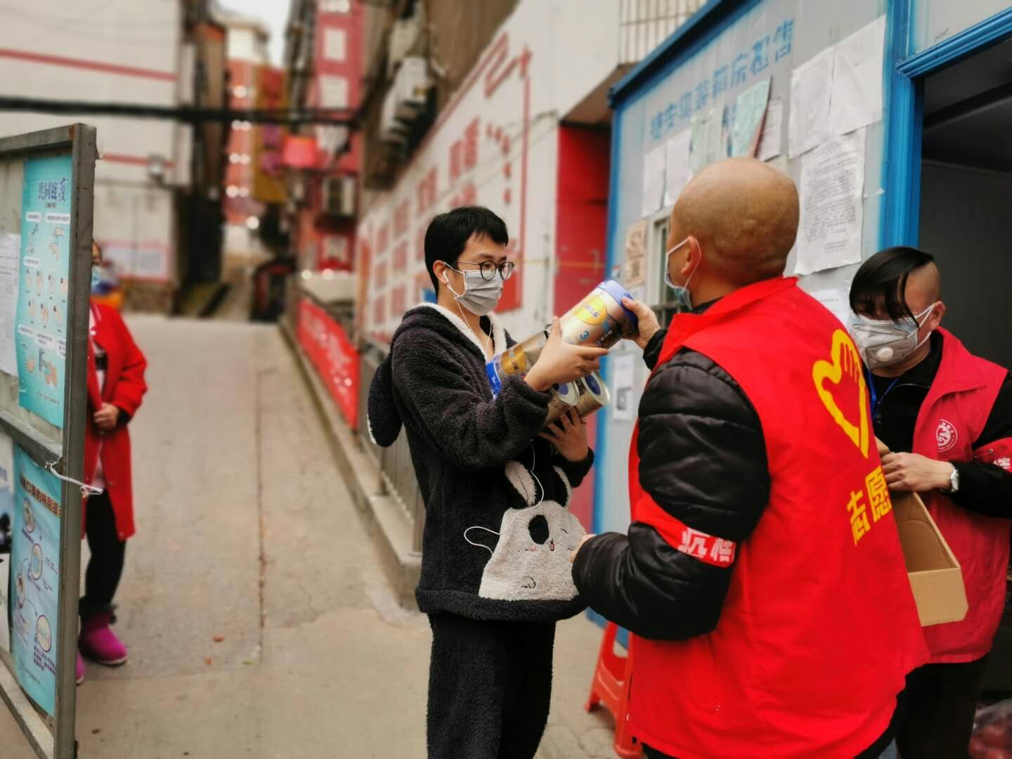 湖北-荊門公交集團-寧飛（社區(qū)義工服務，幫居民買奶粉）.jpg